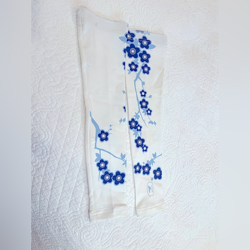 SUGOI blue cherry blossom stretch arm warmers sleeves NWOT